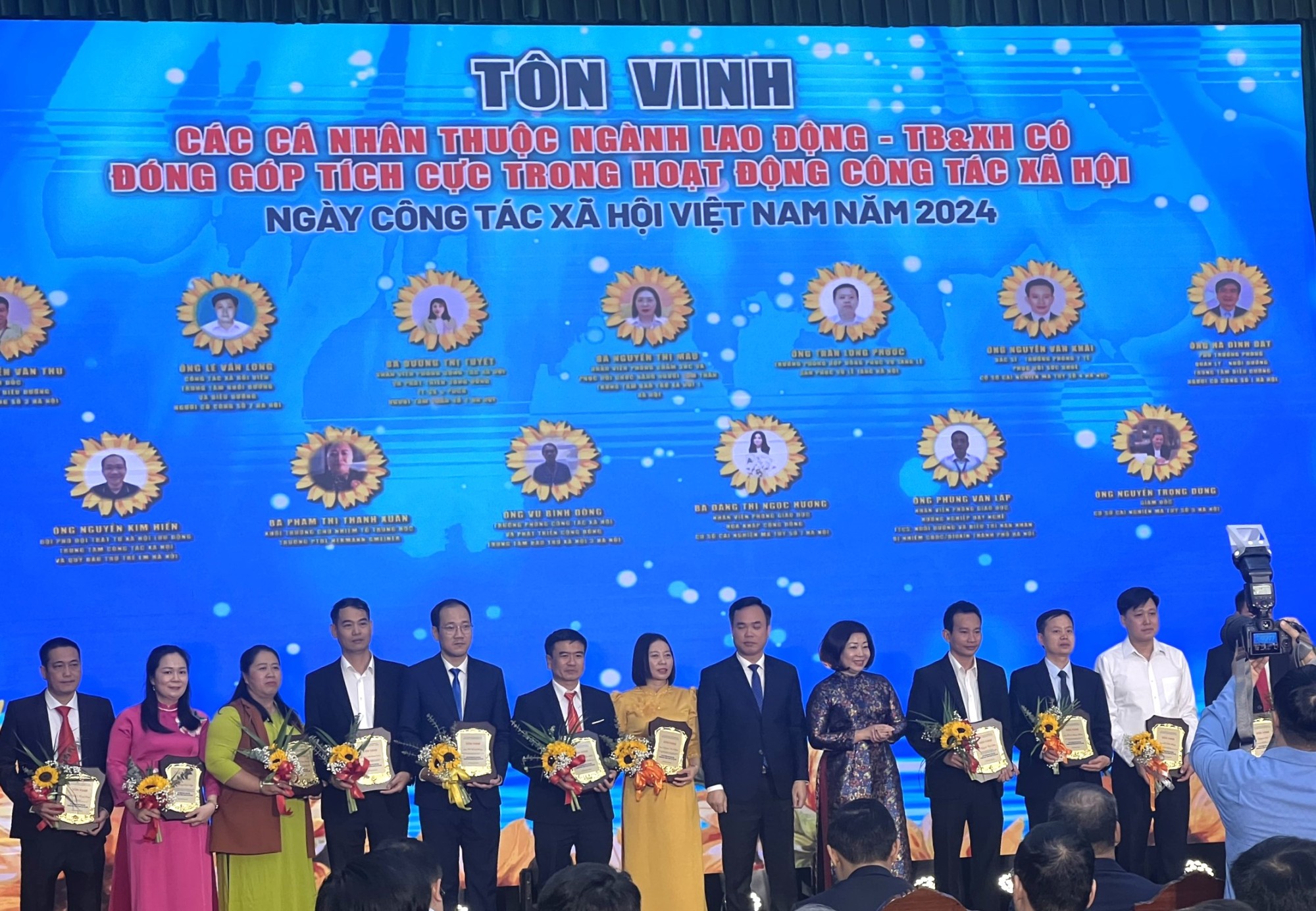 Xin chúc mừng Cô giáo Phạm Thị Thanh Xuân đã được Tôn vinh cá nhân có đóng góp tích cực trong hoạt động Công tác xã hội ,Lễ Kỷ niệm Ngày Công tác xã hội Việt Nam năm 2024.